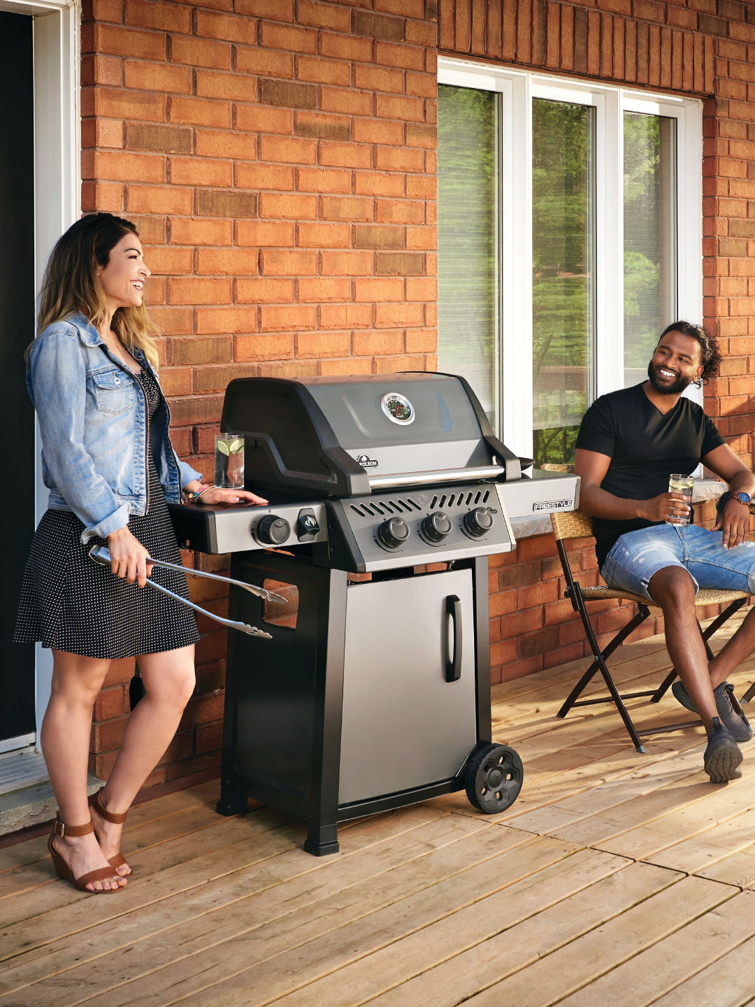 Napoleon Freestyle 365 – Side Burner for Added Versatility