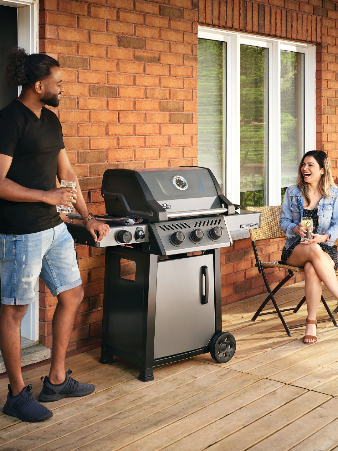 Napoleon Freestyle 365 – Side Burner for Added Versatility