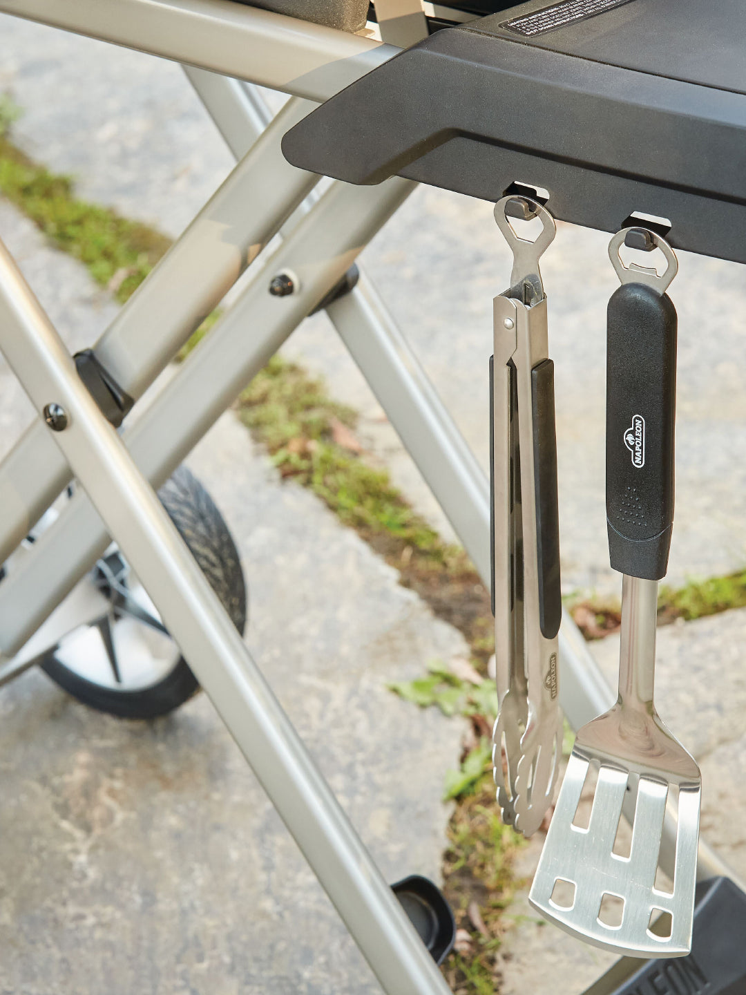 Napoleon TravelQ™ PRO Black with Stand – Compact, Durable, Reliable