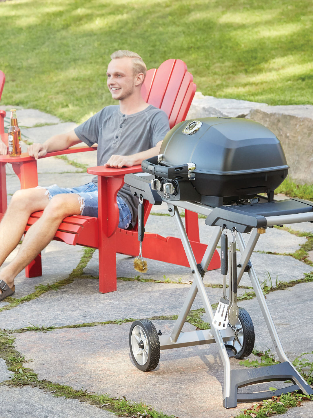 Napoleon TravelQ™ PRO Black with Stand – Compact, Durable, Reliable