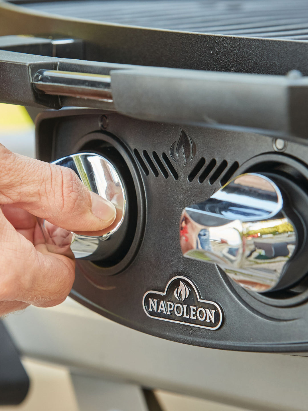 Napoleon TravelQ™ PRO Black with Stand – Compact, Durable, Reliable